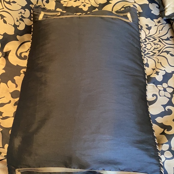 Michael Amini King Size Bedding - Picture 7 of 9